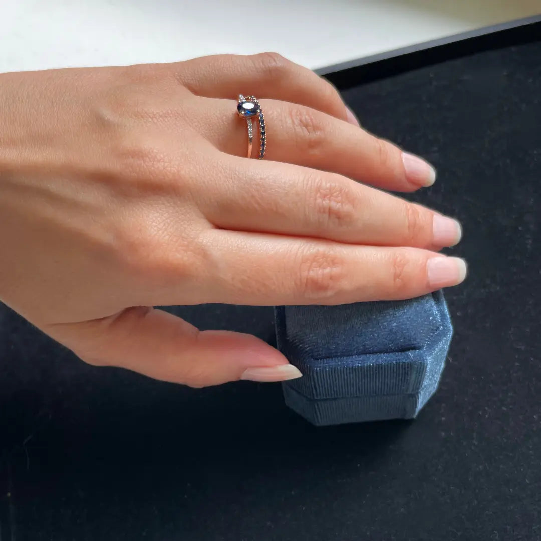 Zelta gredzens 585 prove ar Briljantiem un Safīru + Zelta gredzens 585 prove ar Safīru Pieejams uzreiz